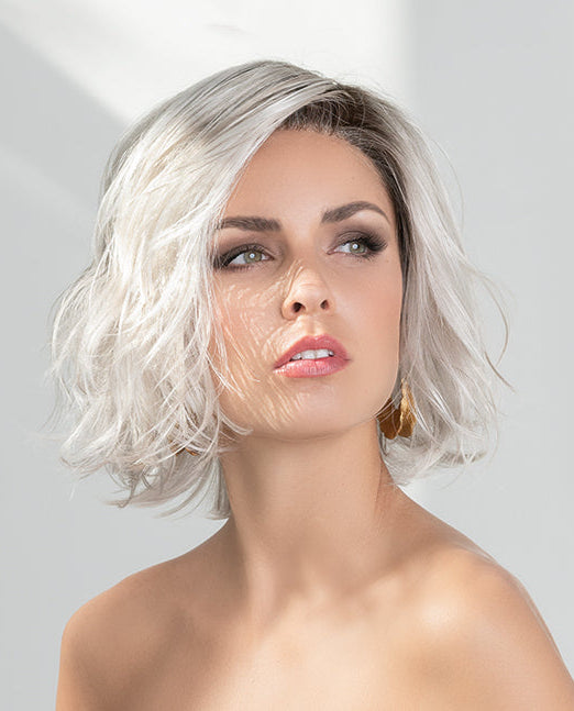 ColorGround Damenperücke In Silberweiß: Kurz, Gelockt, Mit Brillenkette & Kristallen – Stylisch & Hitzebeständig